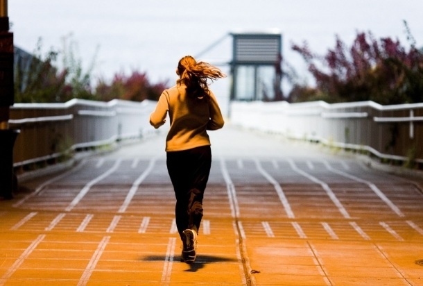 Foto de uma mulher correndo